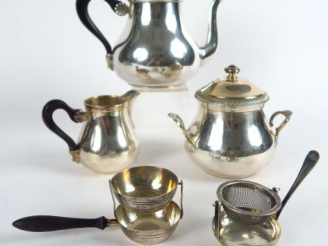 Vente aux enchères Service à thé en métal argenté comprenant 3 pièces de forme, on y join