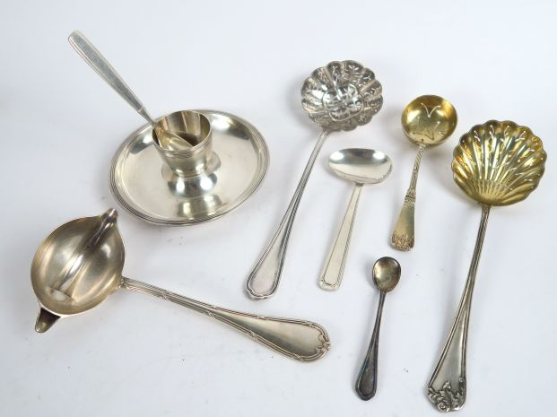 Différentes cuillères et un coquetier, l'ensemble en métal argenté