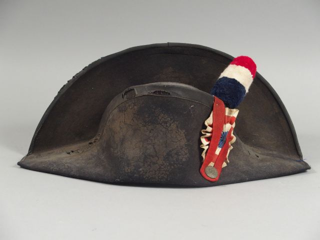 Shako modèle 1855 d’élève officier. Fut carton habillé de drap bleu ci