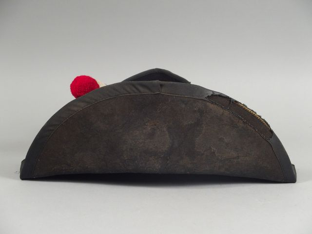 Shako modèle 1855 d’élève officier. Fut carton habillé de drap bleu ci