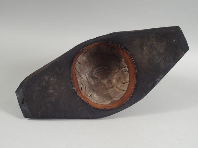 Shako modèle 1855 d’élève officier. Fut carton habillé de drap bleu ci