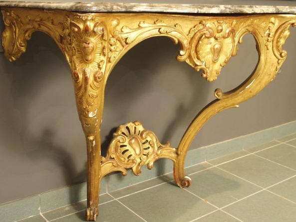 Console Louis XV en bois sculpté et doré, à décor de rocaille, de cart
