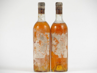 Vente aux enchères 2 BOUTEILLES CHÂTEAU RAYNE VIGNEAU 1er CC SAUTERNES - 1955 - 1 LB/1 HE