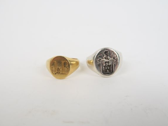 Deux chevalières en or. 14 g.