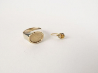 Vente aux enchères Chevalière et perce-oreille en or. 5 g