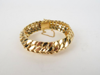 Vente aux enchères Bracelet gourmette en or maille tressée. 36 g