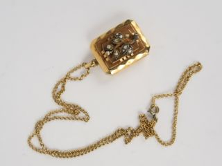 Vente aux enchères Pendentif porte-photo Napoléon III en or et perles, avec sa chaine en 
