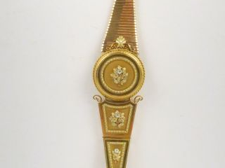 Vente aux enchères Bracelet en or, deux tons, de style Louis XVI, à décor de fleurs. 35 g
