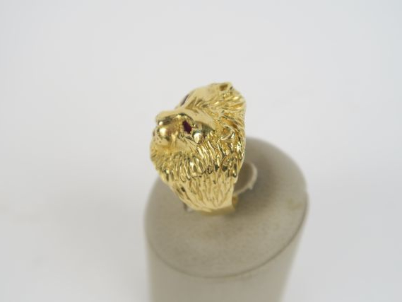 Chevalière en or en forme de gueule de lion. 23 g