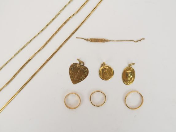 PEG5- Lot de bijoux en or comprenant : 3 médailles, 3 alliances, 3 cha