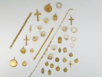 Vente aux enchères Lot de bijoux divers en or. 175 g