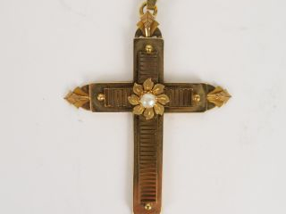 Vente aux enchères Croix en or, gravée, ajourée et ornée d'une perle 5,9 g tel