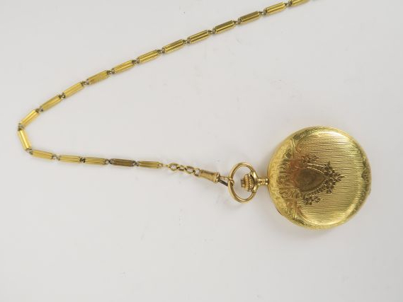 Montre savonnette de style Louis XVI en or et giletière en or. 94 g te