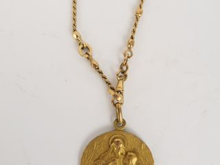 Vente aux enchères Chaine en or avec médaille religieuse en métal doré. Poids de la chain