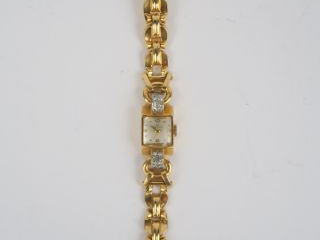 Vente aux enchères Montre 1940 Omega en or jaune, cadran entouré de brillants. Poids tel 