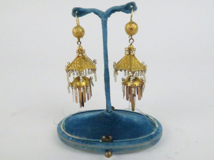 Paire de perce oreilles Napoléon III en pomponne en forme de pagode, d