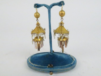 Vente aux enchères Paire de perce oreilles Napoléon III en pomponne en forme de pagode, d