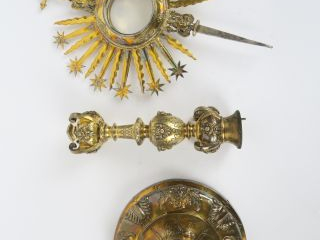 Vente aux enchères Ostensoir de style Louis XVI en vermeil et bronze à décor de visages d