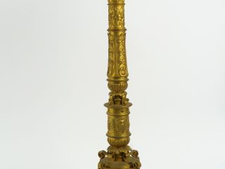 Candélabre d'église de style en composite et bronze doré. H. 68 cm
