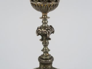 Vente aux enchères Calice XIXème en argent, décor en relief de pampres. 535 g.