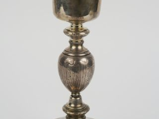 Vente aux enchères Calice en argent début XIXème. 385 g. H : 27,5 cm