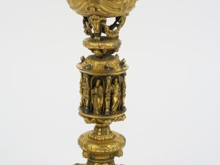 Vente aux enchères Calice XIXème en bronze de style gothique à décor en haut  relief de s