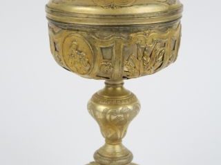 Vente aux enchères Ciboire en vermeil, poinçon Vieillard, à décor de saints personnages d