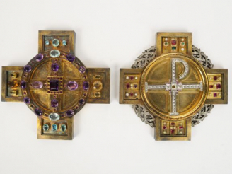 Vente aux enchères Paire de croix en bronze et verroterie.