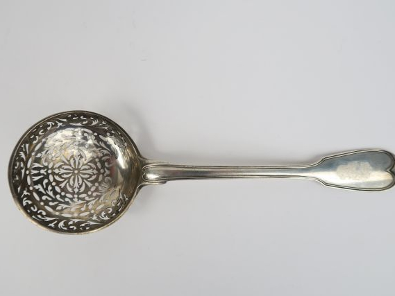Saupoudroir en argent XVIIIème, Paris, modèle à filet armoirié. 103 g
