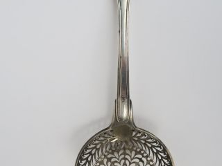 Vente aux enchères Saupoudroir en argent, poinçon vieillard, modèle à filet. 103 g