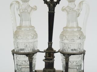 Huilier vinaigrier en argent, poinçon vieillard, à décor de buste de B