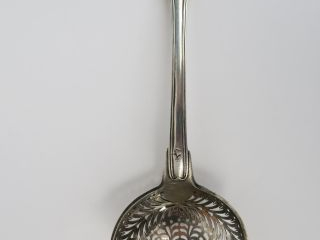 Vente aux enchères Saupoudroir en argent Restauration, poinçon Vieillard, modèle à filet 