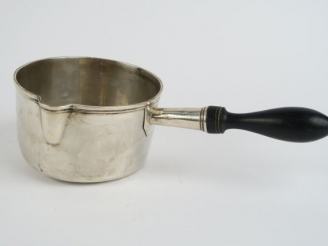 Vente aux enchères Casserole en argent, poinçon Minerve, manche en bois norci. 223 g