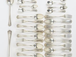 Vente aux enchères Ménagère en argent, poinçon Minerve, à  décor de feuillage comprenant 