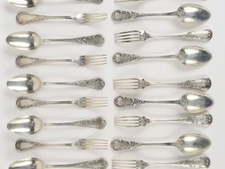 Vente aux enchères 12 couverts à dessert en argent, poinçon Minerve, de style Rocaille à 