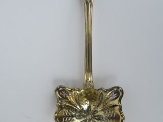 Vente aux enchères Saupoudoir Napoléon III en vermeil, poinçon Minerve, à décor de palmet