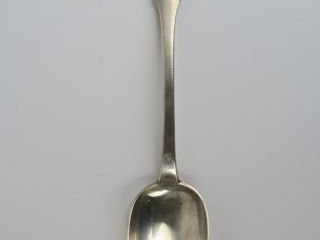 Vente aux enchères Cuillère à ragout en argent, poinçon Minerve, modèle uniplat. 128 g