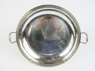 Vente aux enchères Plat à anses en argent, poinçon Minerve. 550 g