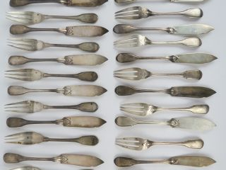 Vente aux enchères 12 couverts à poisson et 12 couverts à dessert en argent, poinçon Mine
