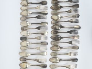 Vente aux enchères 25 grandes fourchettes et 23 grandes cuillères en argent, poinçons dép