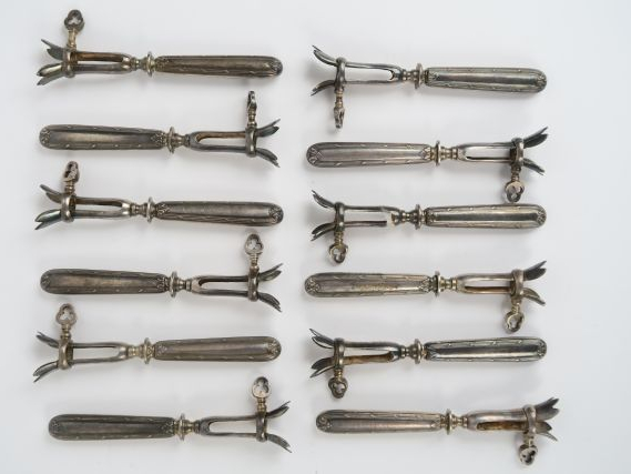 12 manches à côtelettes en métal et argent fourré, poinçon Minerve de 