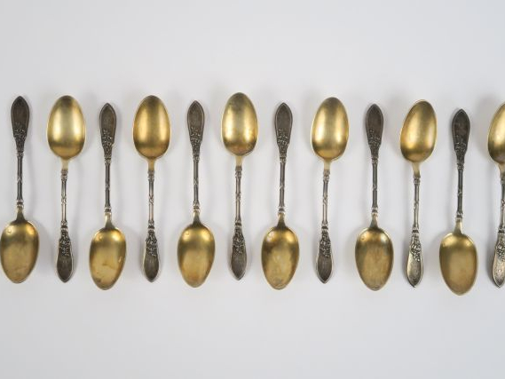 12 cuillères à café Napoléon III de style Louis XVI en vermeil et arge