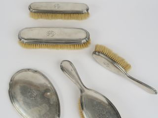 Vente aux enchères Nécessaire de toilette en argent, poinçon Minerve, 4 brosses et 1 miro