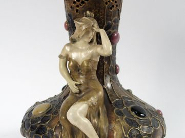 Vase autrichien 1900 en céramique polychrome, à décor en ronde bosse d