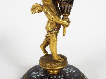 Bougeoir Napoléon III en bronze doré et émaux polychromes figurant un 