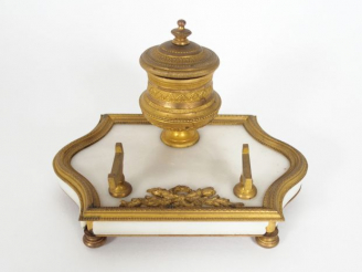 Vente aux enchères Encrier de style Louis XVI en bronze doré et marbre blanc, à décor de 