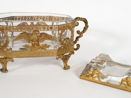 Vide-poche de style Empire en cristal et laiton, monture à décor de la