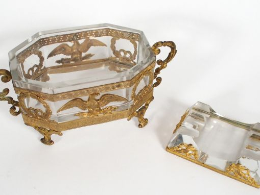 Vide-poche de style Empire en cristal et laiton, monture à décor de la