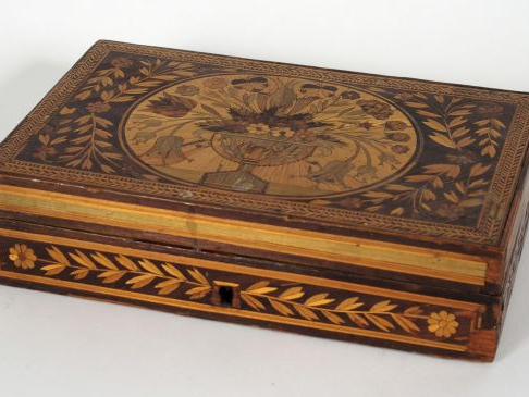 Coffret à couture XIXème de style Louis XVI en marqueterie de paille, 
