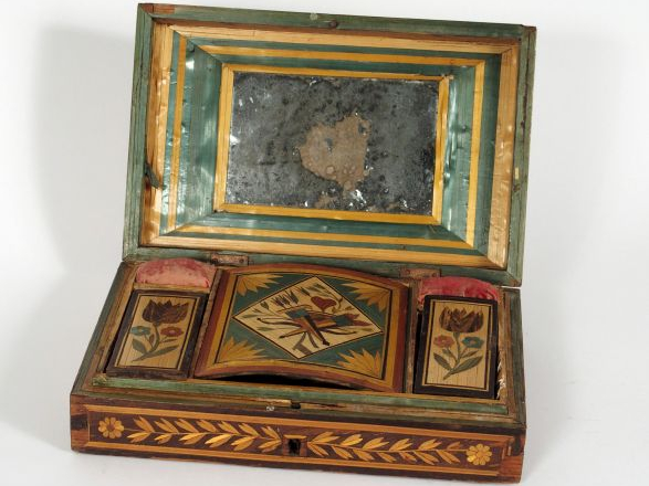 Coffret à couture XIXème de style Louis XVI en marqueterie de paille, 